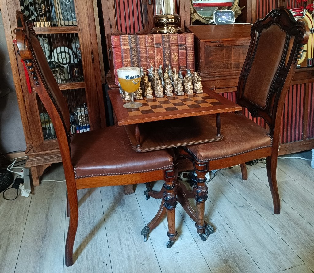 Antieke schaaktafel met twee bijhorende stoelen te koop., Hobby en Vrije tijd, Een of twee spelers, Ophalen, Gebruikt