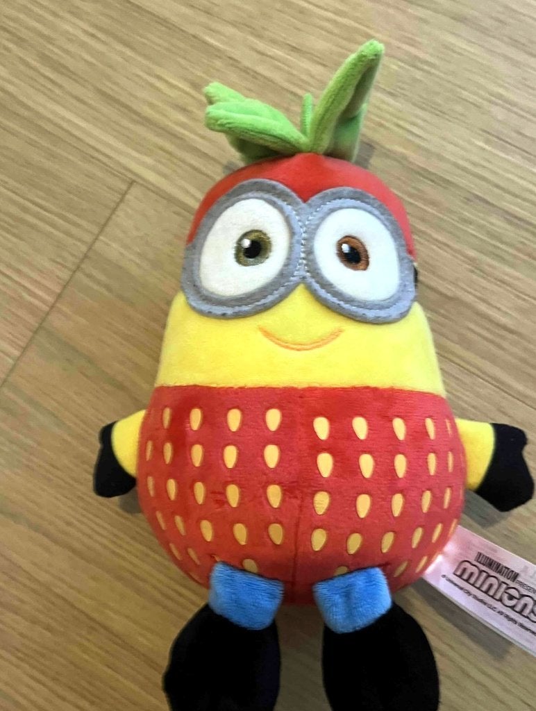 Peluche Minion déguisé en fraise (Minions officiel), Enfants & Bébés, Jouets | Peluches, Enlèvement ou Envoi, Utilisé, Interactif