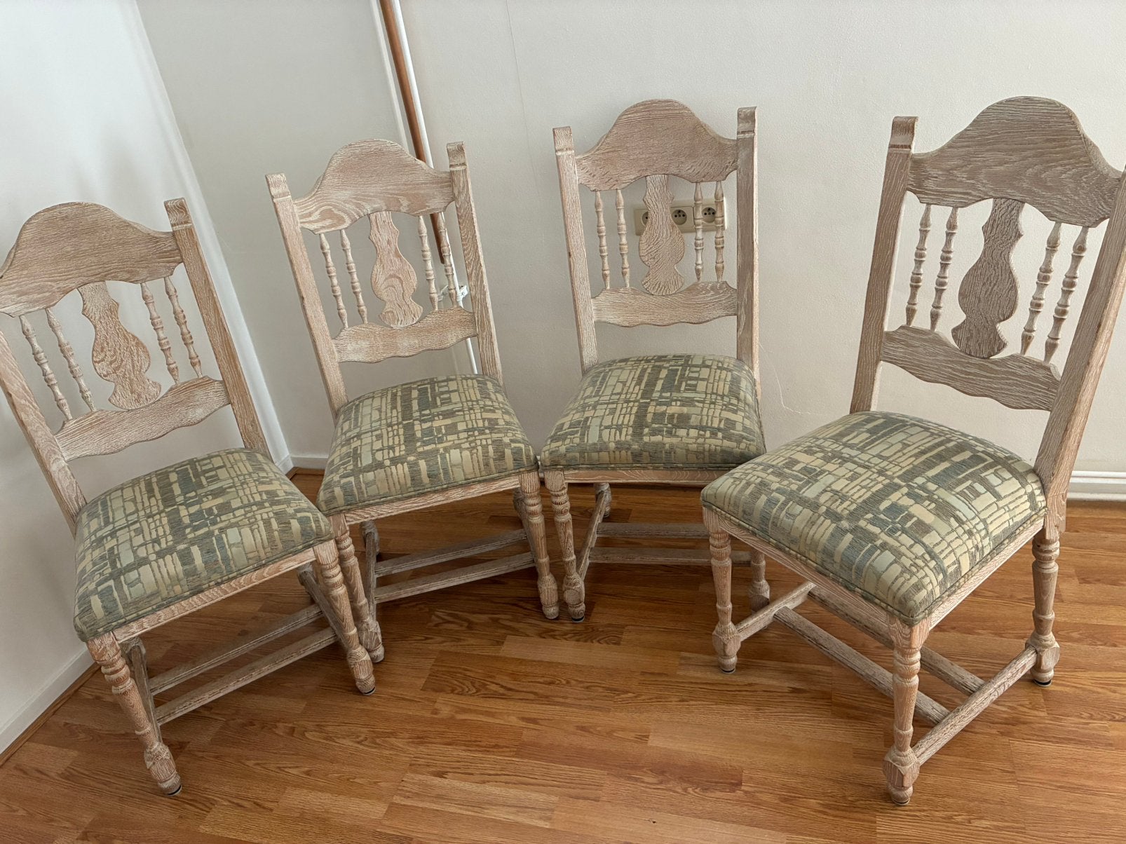 GRATIS 4 EIKEN EETKAMERSTOELEN IN WHITE WASH, Huis en Inrichting, Ophalen, Wit, Zo goed als nieuw, Vier