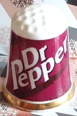 désa coudre de collection serie publicitaire dr pepper, Collections, Dés à coudre, Enlèvement ou Envoi, Comme neuf, Porcelaine
