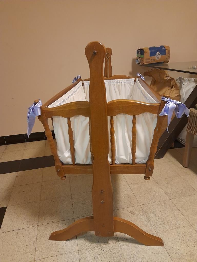 Berceau ancien avec matelas en excellent état, Enlèvement