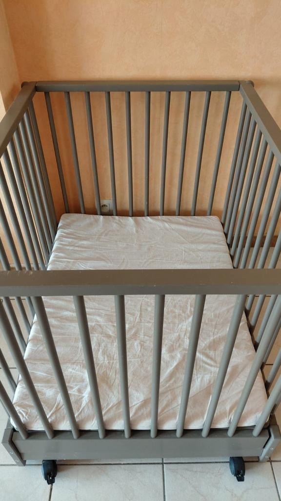 Parc bébé PERICLES gris avec matelas inclus., Enfants & Bébés, Enlèvement, Roulettes