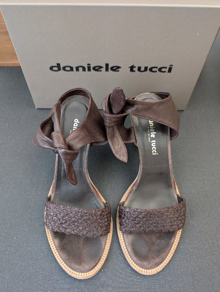 Daniele tucci open schoen met hak in kleur bruin, maat 38, Kleding | Dames, Schoenen met lage hakken, Bruin, Daniele Tucci, Ophalen of Verzenden