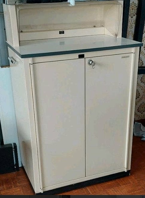 vintage apotheek of dokterskast jaren '60 merk Maquet, Enlèvement