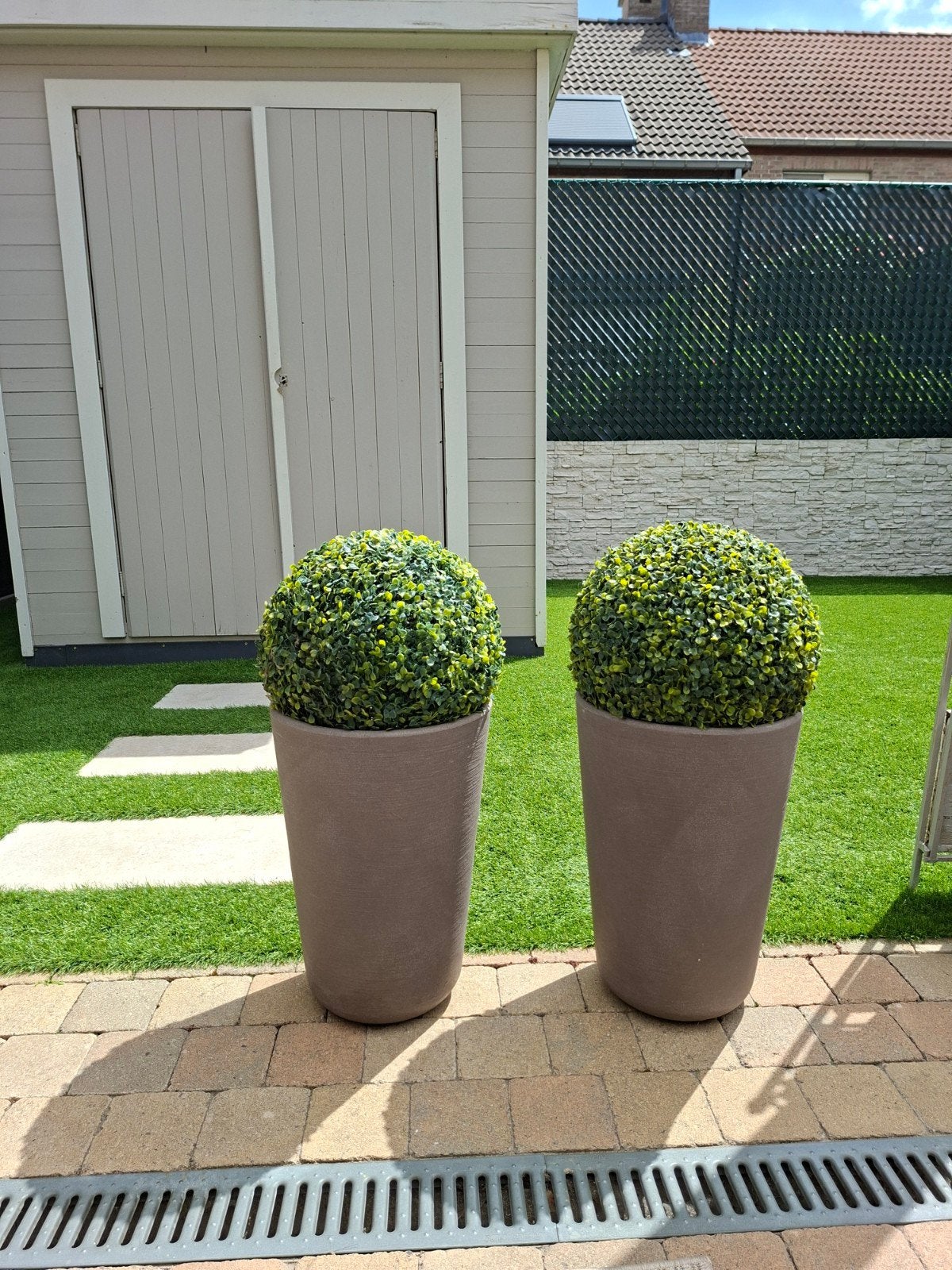 2 hoge ronde bloempotten in taupe + namaak buxus 40 diameter, Ophalen