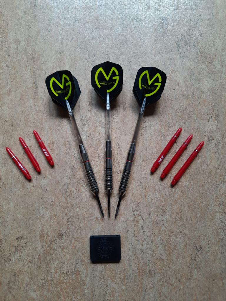 Dartpijlen 21g met toebehoren - als nieuw., Sport en Fitness, Ophalen, Zo goed als nieuw, Pijlen