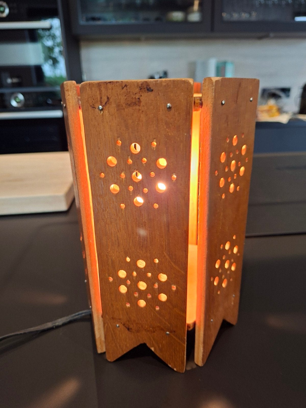 Kleine tafel- of bedlamp. GELAKT HOUT VINTAGE, Ophalen of Verzenden
