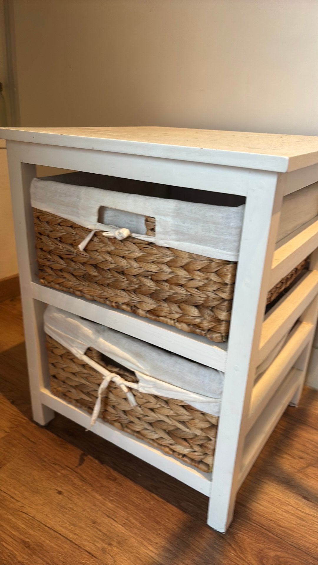 Petit meuble blanc avec 2 paniers en osier – rangement, 1 of 2 laden, Ophalen, Gebruikt