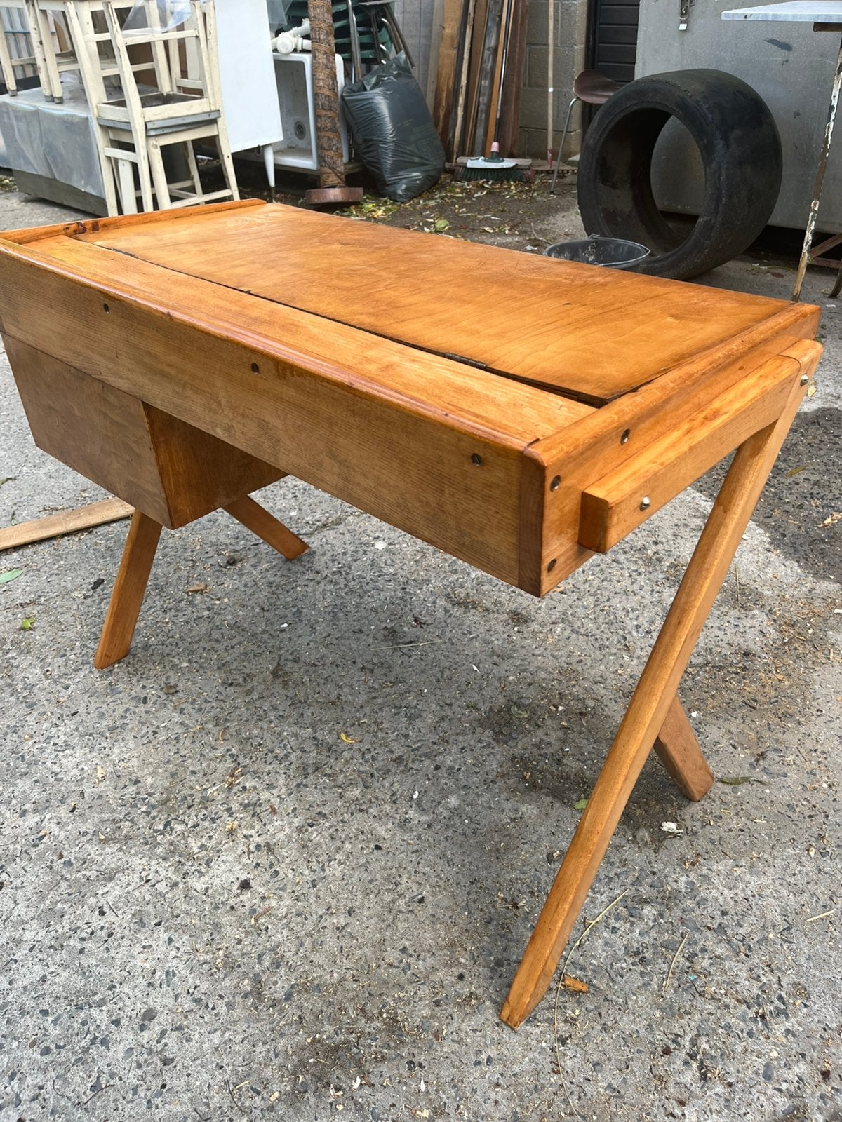 Bureau Midcentury Artist, Enlèvement