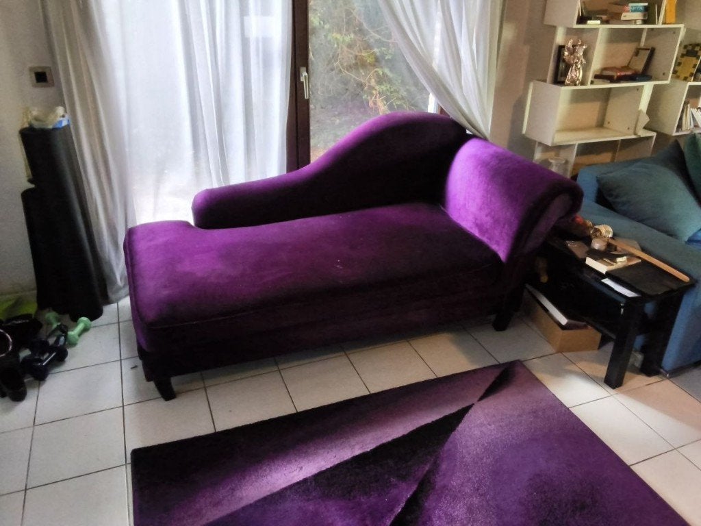 Dagbed met lippenstiftontwerp in auberginefluweel, Antiek en Kunst, Antiek | Meubels | Stoelen en Sofa's, Ophalen