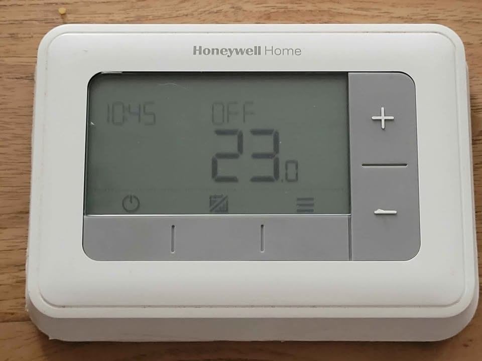 Thermostat journalier Honeywell T4 avec boîtier (état neuf), Bricolage & Construction, Enlèvement ou Envoi, Comme neuf
