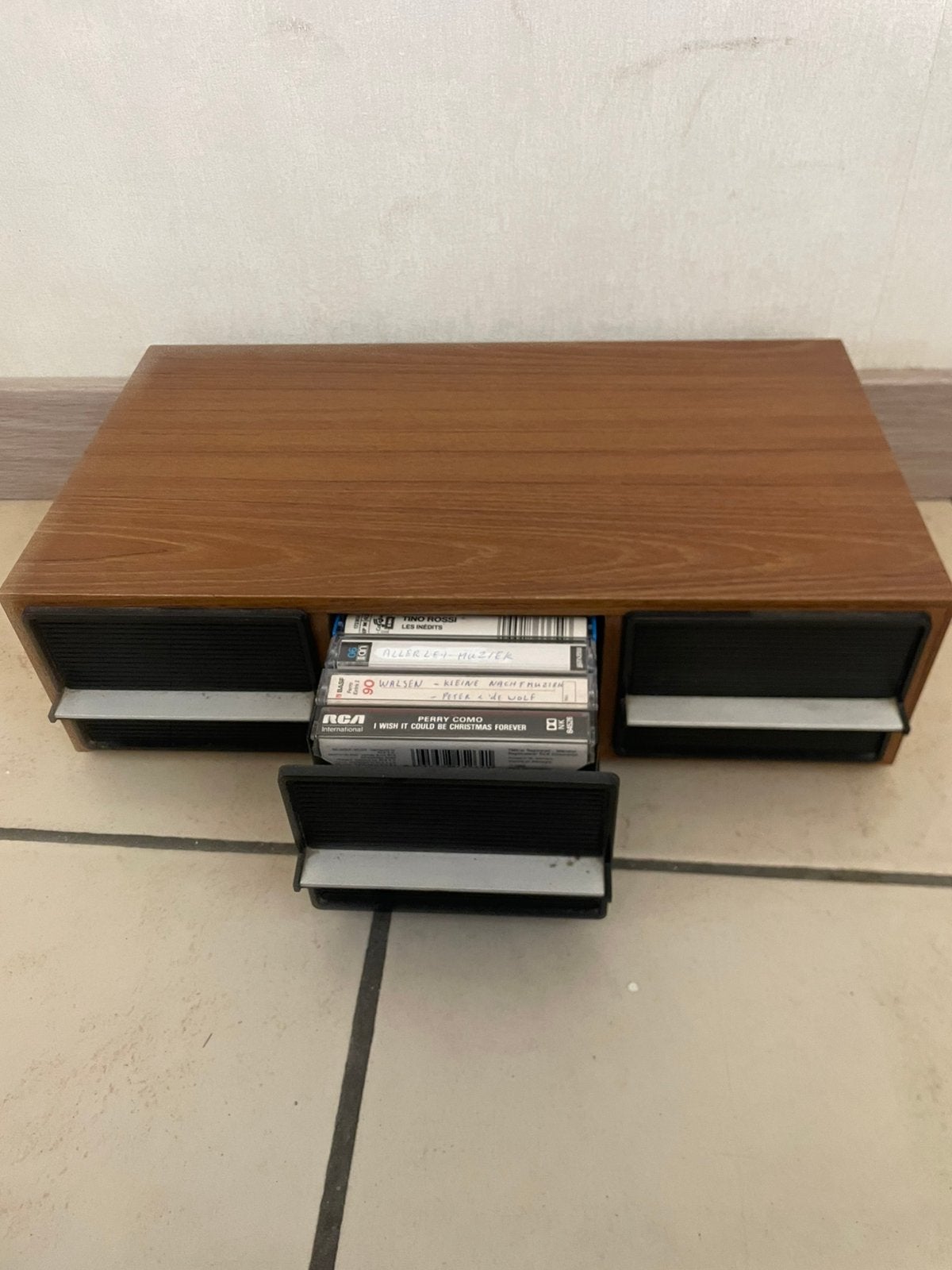 Porte-cassette vintage + collection de cassettes musicales, Enlèvement, Comme neuf