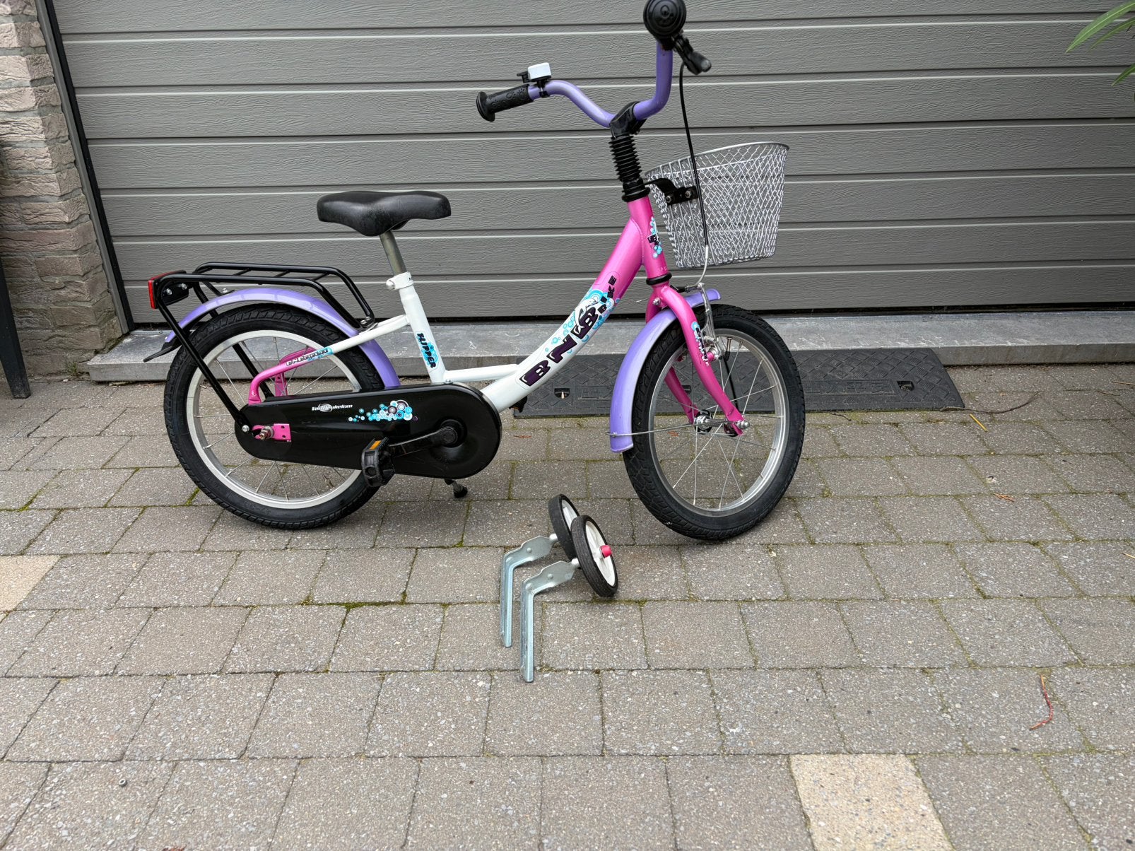 Kinderfiets BNB 16 inch, Fietsen en Brommers, Fietsen | Kinderfietsjes, Ophalen, Zo goed als nieuw, Zijwieltjes