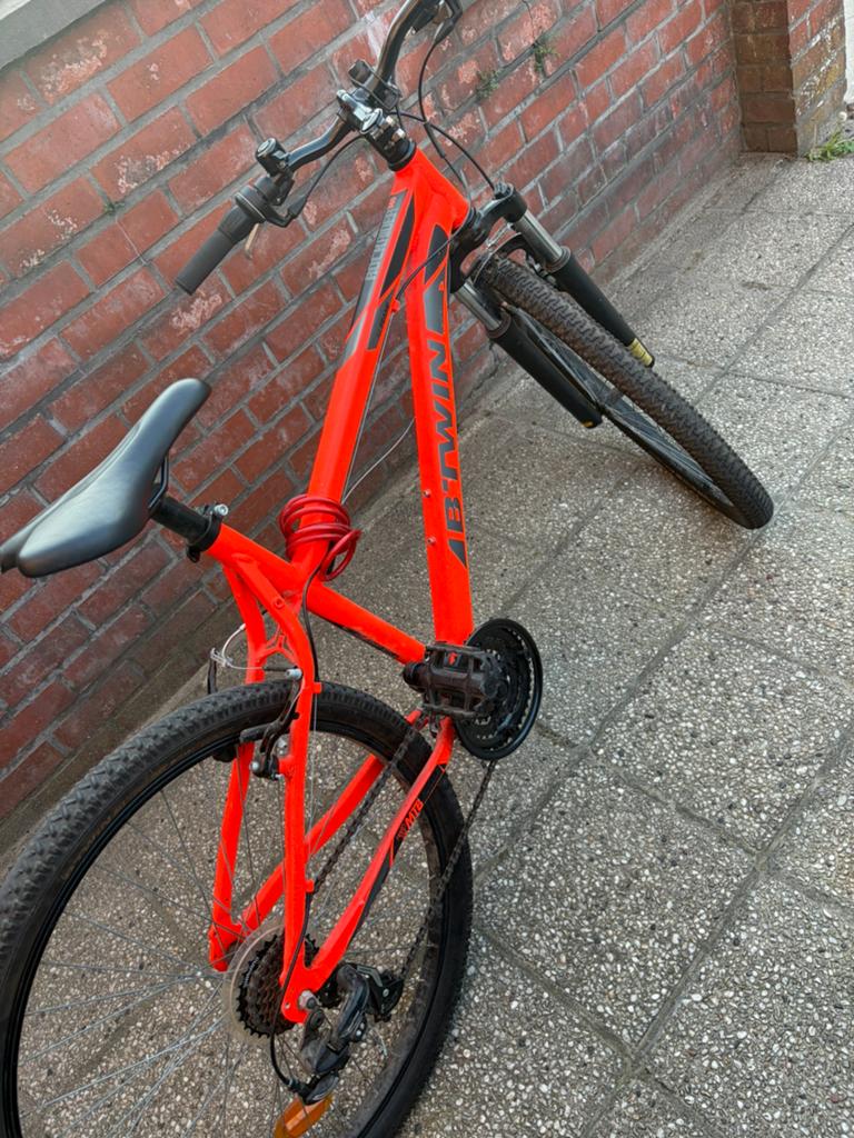VTT B’TWIN orange fluo – Très bon état – Prêt à rouler, Ophalen