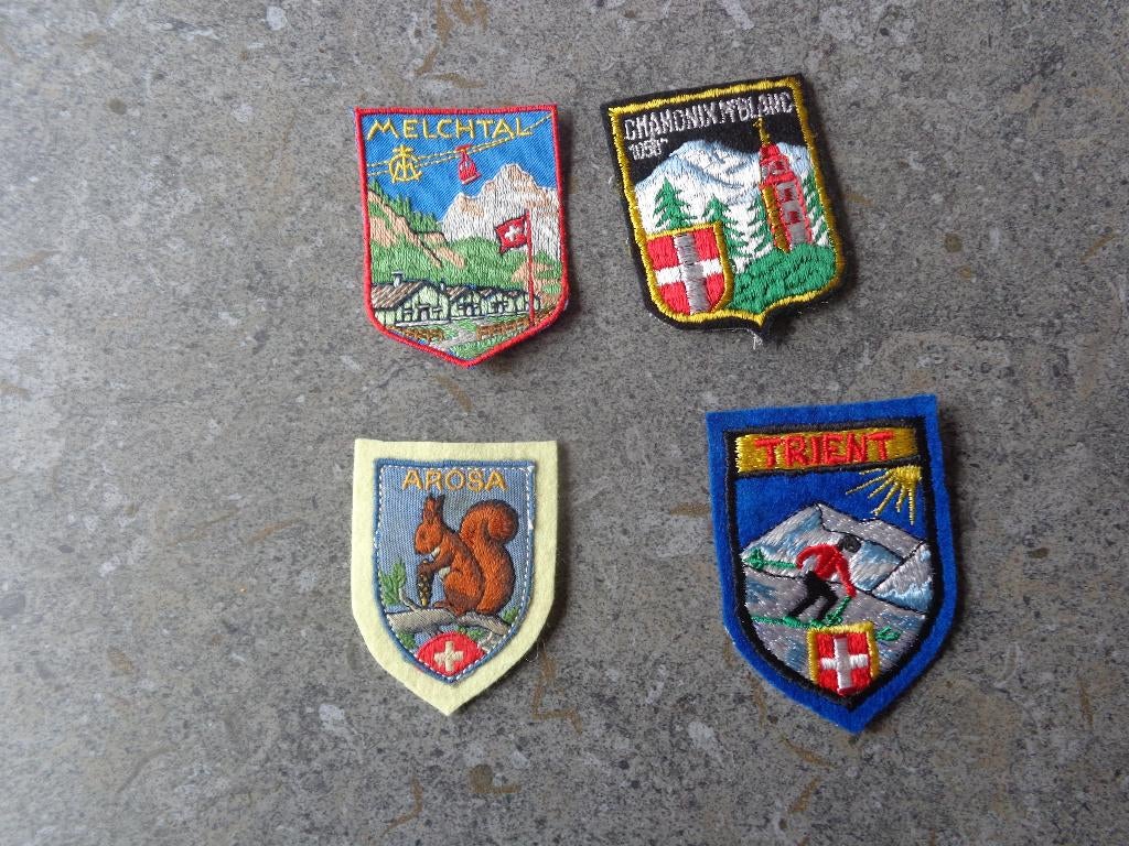 4 anciens écussons en tissu de Suisse, Collections, Enlèvement