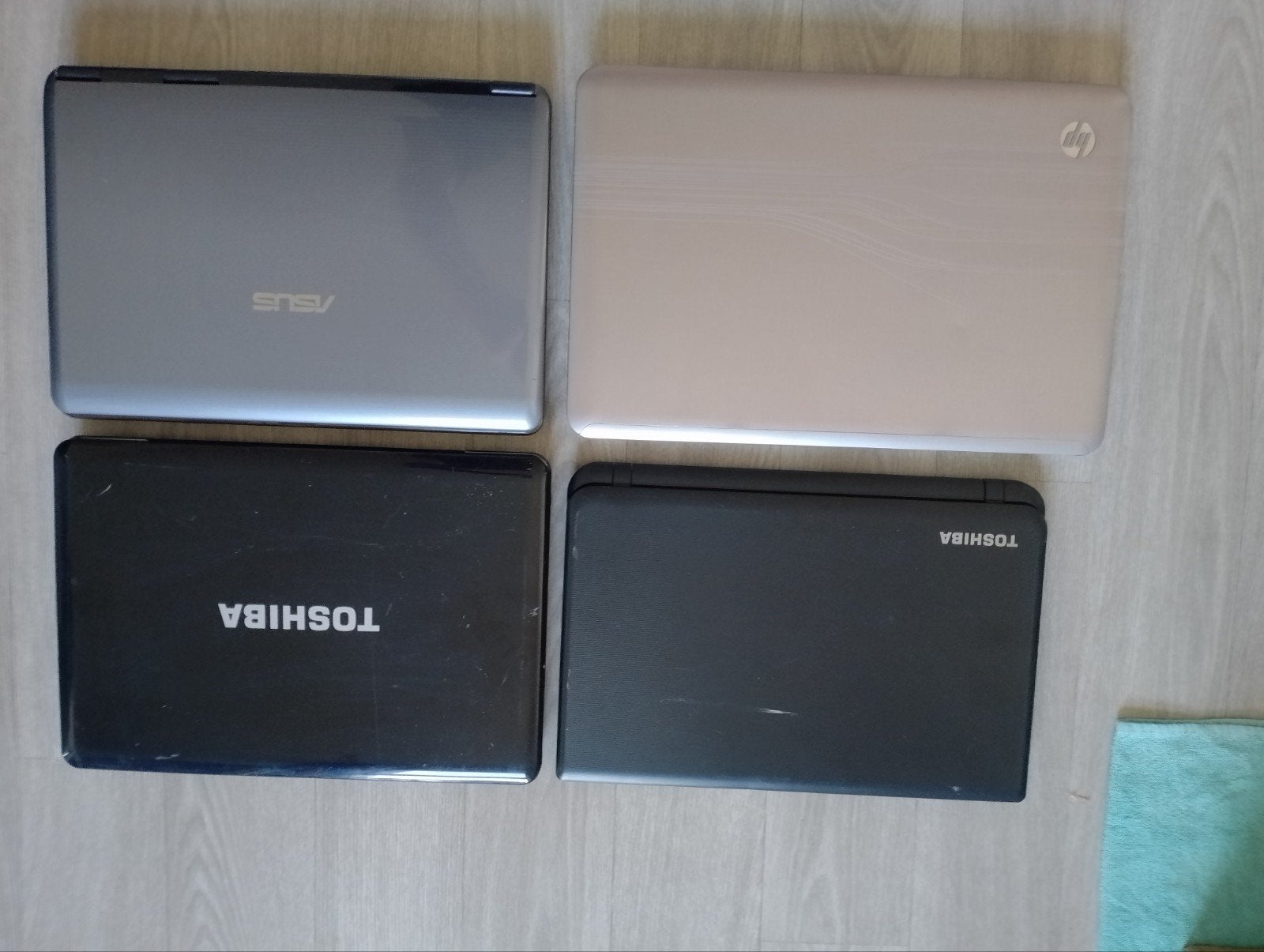 4 Ordinateurs portable
Certains fonctionne encore
Pas de câb, Audio, Tv en Foto, Walkmans, Discmans en Minidiscspelers
