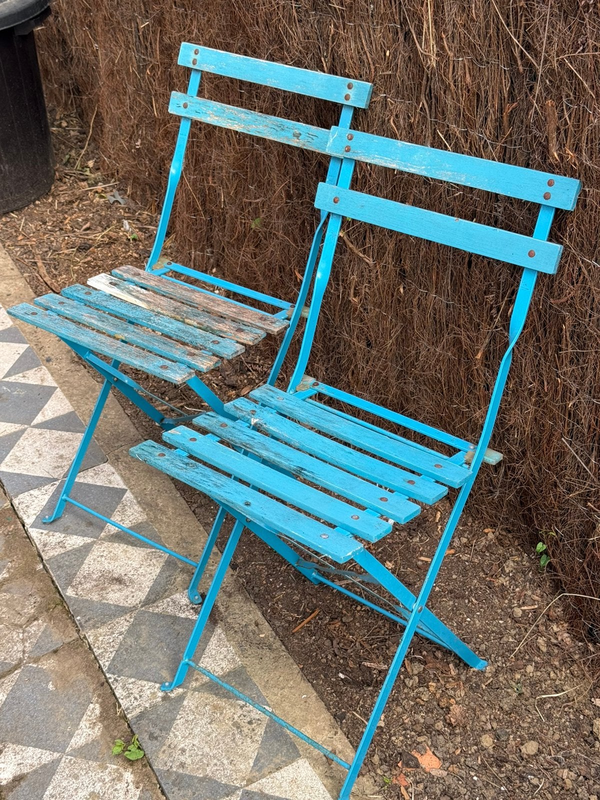 Gratis vintage metalen klapstoelen – 2 stuks, Ophalen, Gebruikt