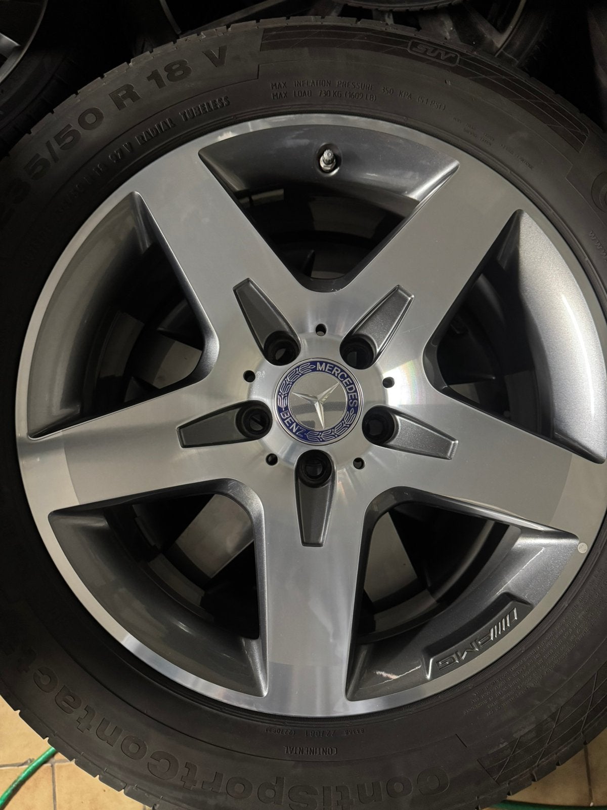 4 JANTES MERCEDES AMG 18” + PNEUS CONTINENTAL – GLA X156, Autos : Pièces & Accessoires, Pneus été, Enlèvement, Pneu(s), 18 pouces