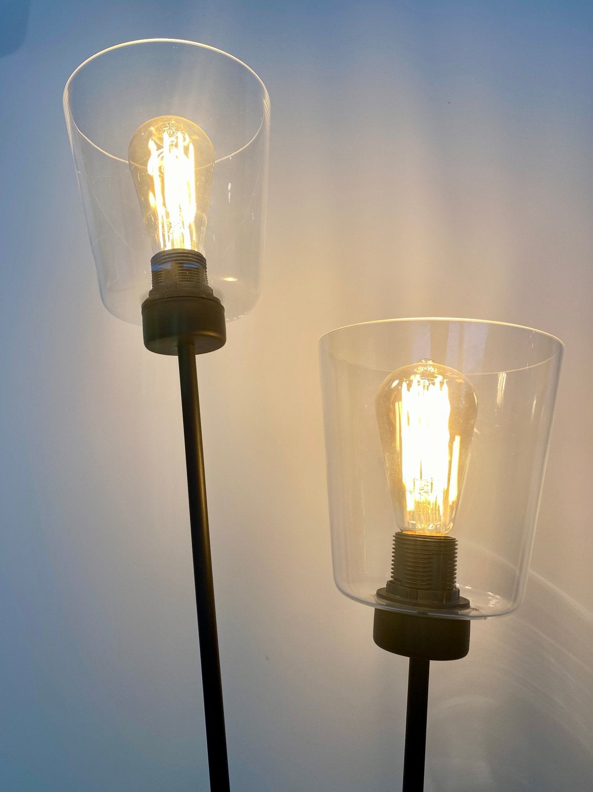 Moderne vloerlamp zwart – 2 lichtpunten – industriële look, Huis en Inrichting, Lampen | Wandlampen, Zo goed als nieuw, Zwart