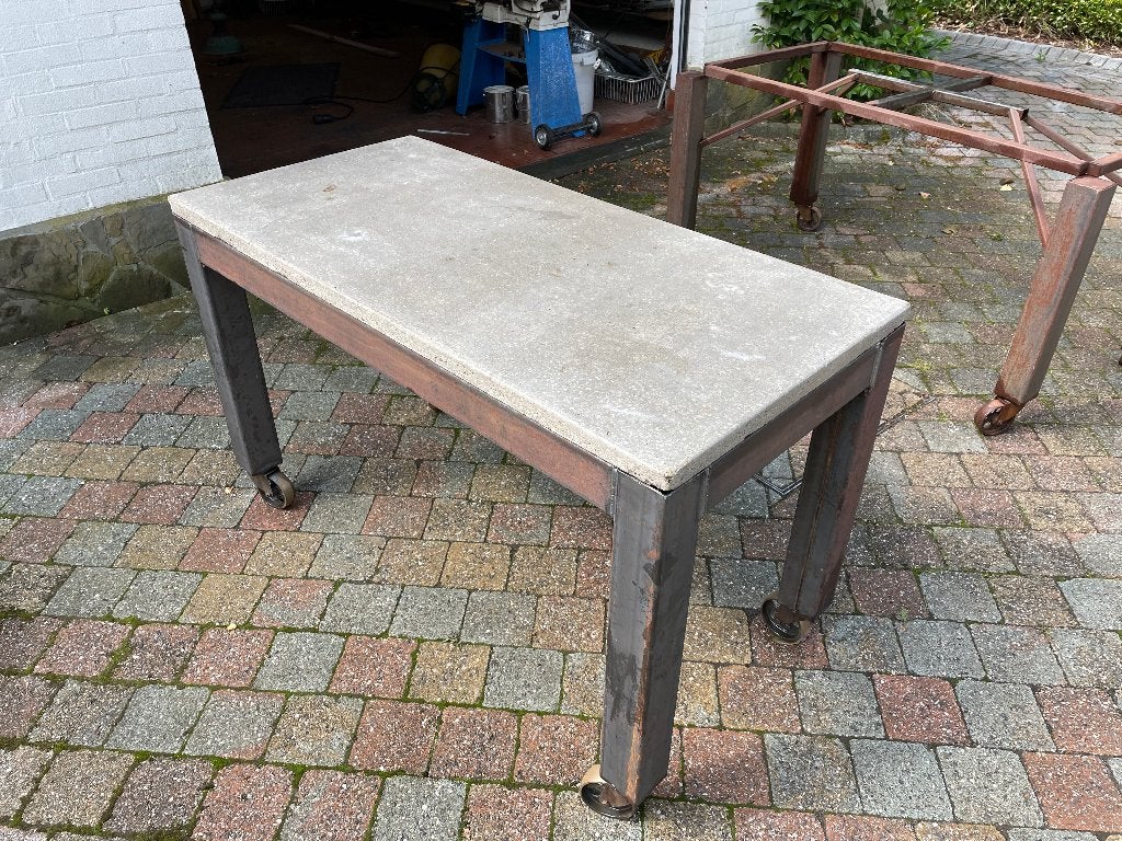 Table à manger en métal avec plateau en béton, Maison & Meubles, Neuf, 100 à 150 cm, Quatre personnes, Métal