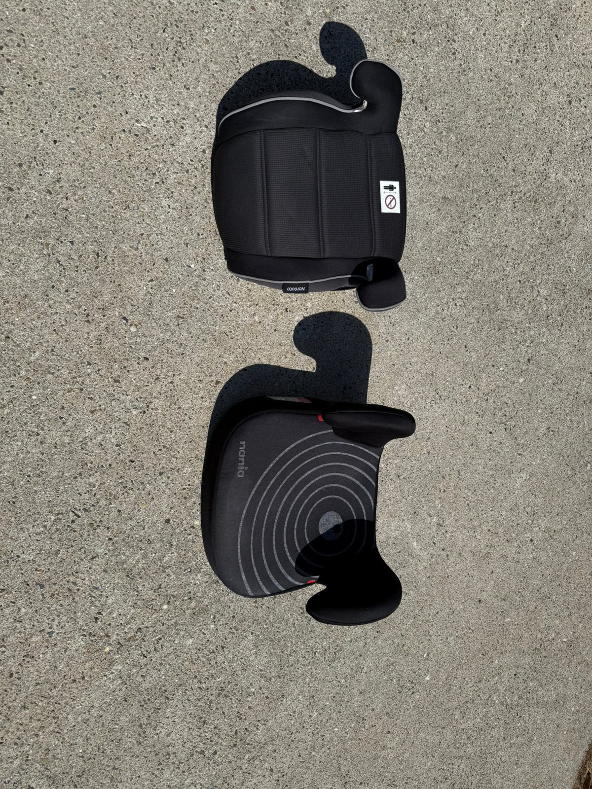 2 autozitjes - verhogers. Zwart. Merk nania en Norauto, Kinderen en Baby's, Autogordel, 22 t/m 36 kg, Zo goed als nieuw, Ophalen