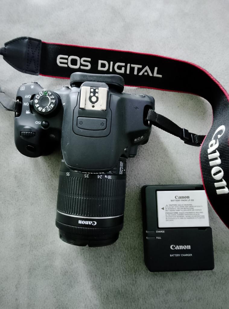 Canon Eos 700d body, Canon EFs 18-55mm IS lens. Lader,, Audio, Tv en Foto, Fotocamera's Digitaal, Ophalen of Verzenden, Canon