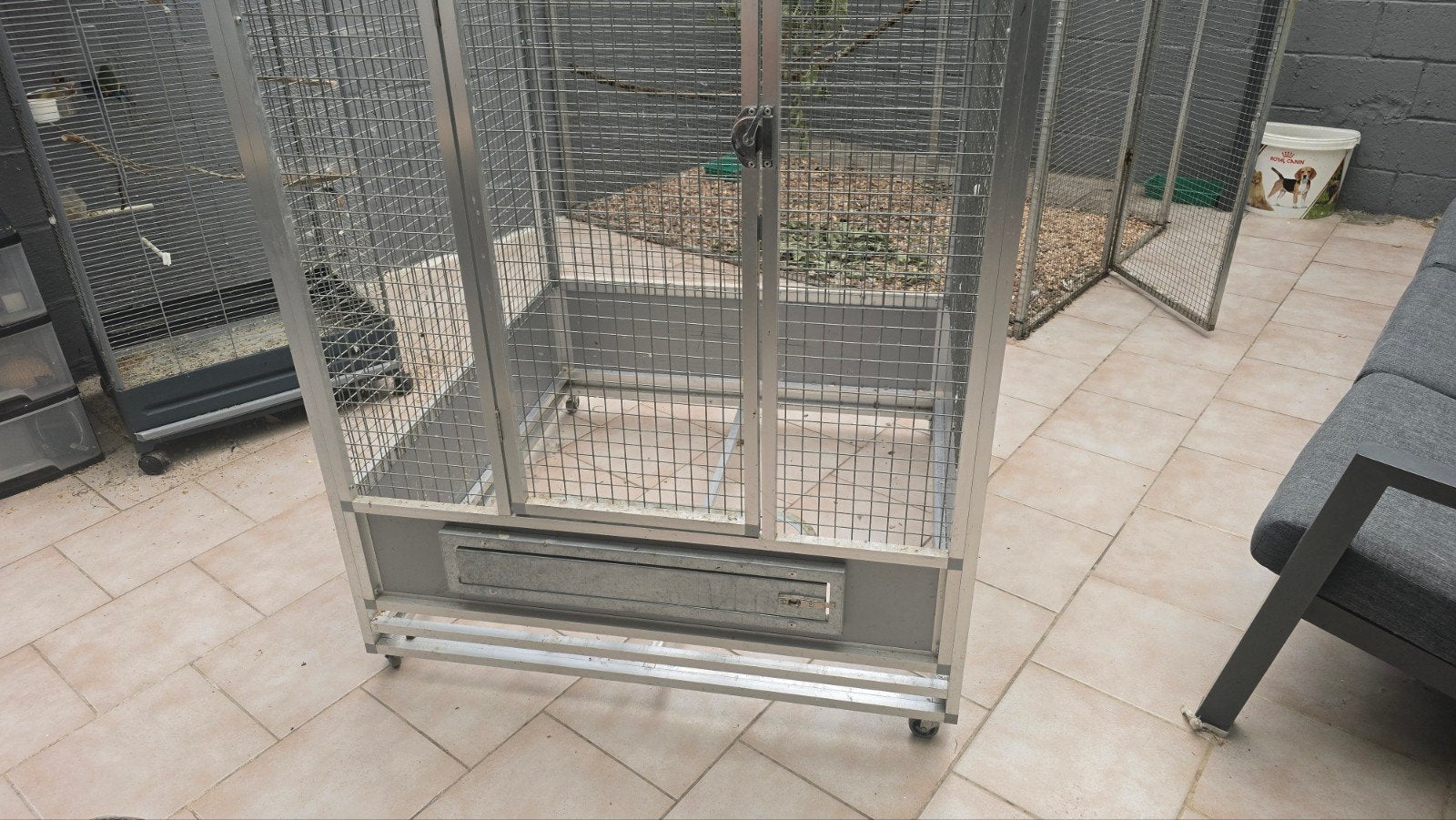 Grande cage pour perroquets, Enlèvement