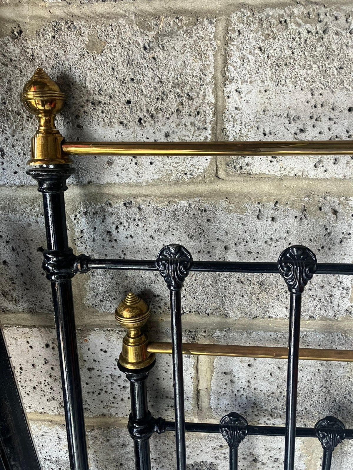 Gietijzeren bed met koper, Ophalen