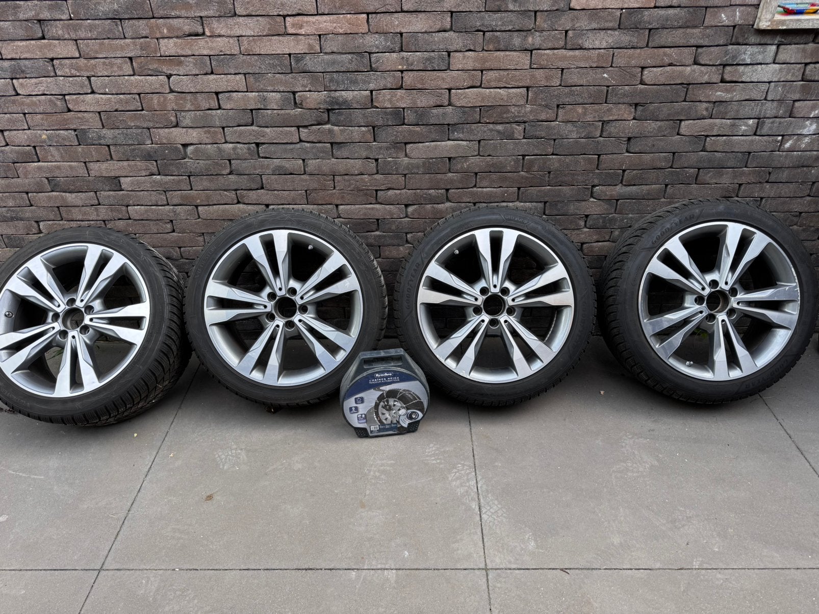 Jantes + pneus hiver pour Mercedes + chaînes, Autos : Pièces & Accessoires, Pneus et Jantes, Véhicule de tourisme, 18 pouces, Enlèvement