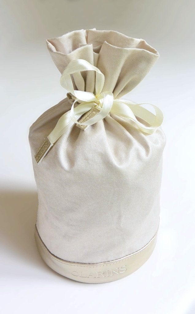 Sac bourse satiné beige champagne doré Clarins 28cm, Enlèvement ou Envoi, Comme neuf, Beige, Autres types