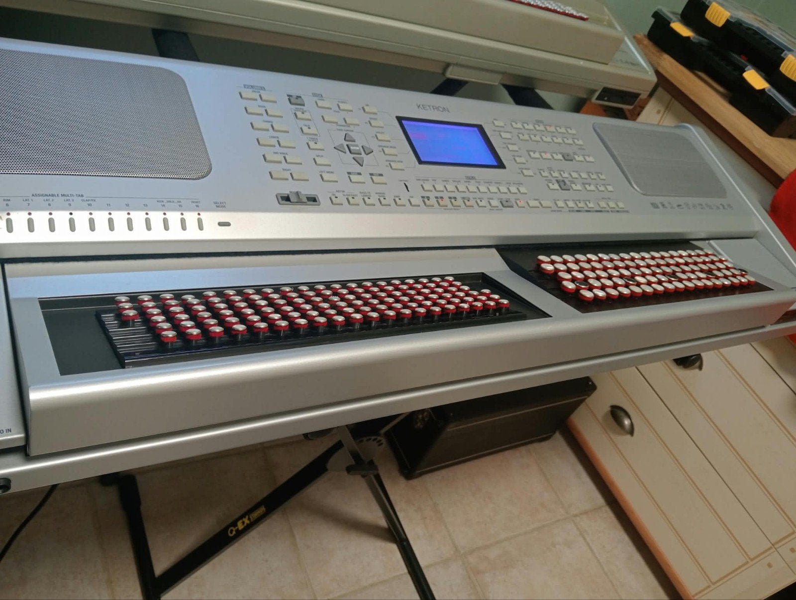 ketron sd8 Do 2 basses belge, Musique & Instruments, Enlèvement, Comme neuf, Avec pied