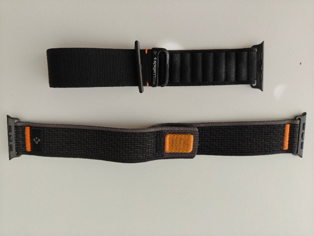 Lot de 2 Bracelets Apple Watch (marque Spigen), Enlèvement ou Envoi, Comme neuf