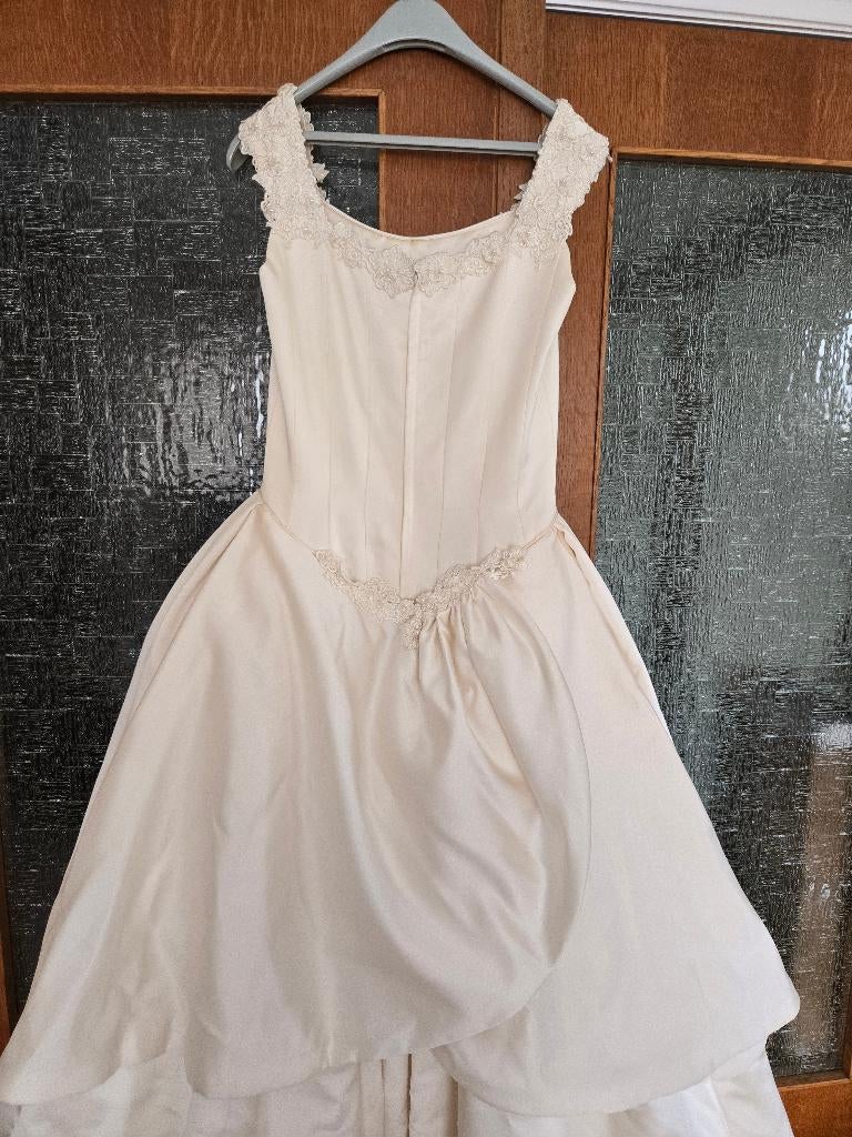 Robe de mariée taille 38-40 avec courte traine, Vêtements | Femmes, Enlèvement, Porté, Robe de mariée