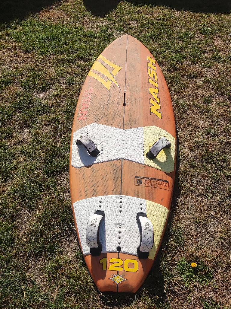 Naish Titan 120 Carbon Edition, Watersport en Boten, Windsurfen, Zo goed als nieuw, Plank, Naish, Minder dan 250 cm, Met vin(nen)
