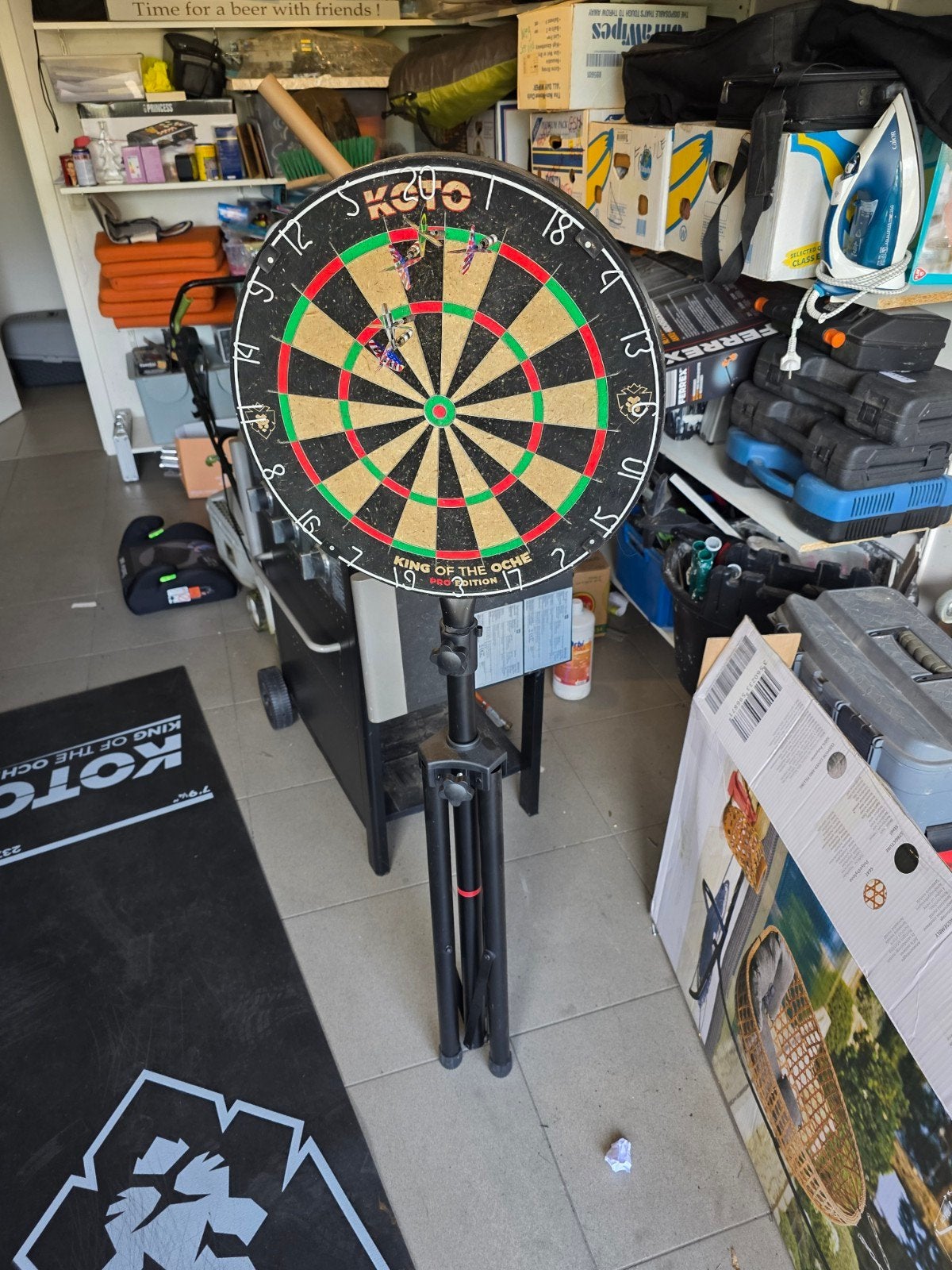 Dartbord + mat en verstelbare houder te koop, Sport en Fitness, Darts, Ophalen, Dartbord