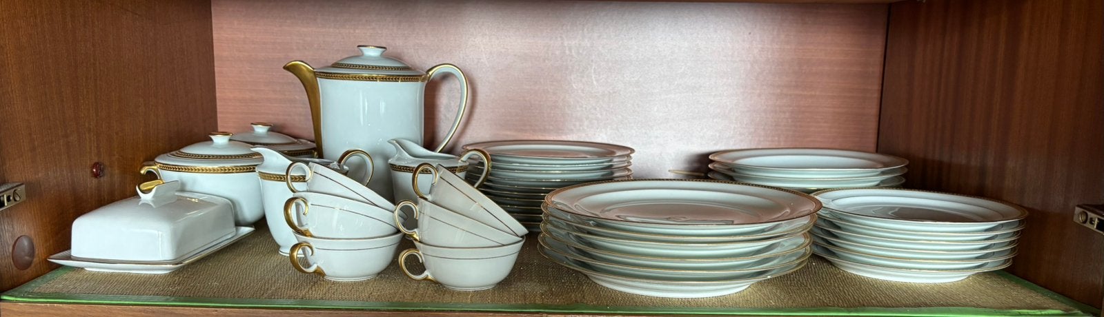 Service porcelaine, Enlèvement