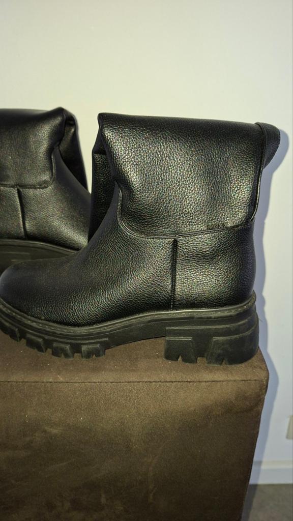 Très belle botte pour femme, Vêtements | Femmes, Enlèvement