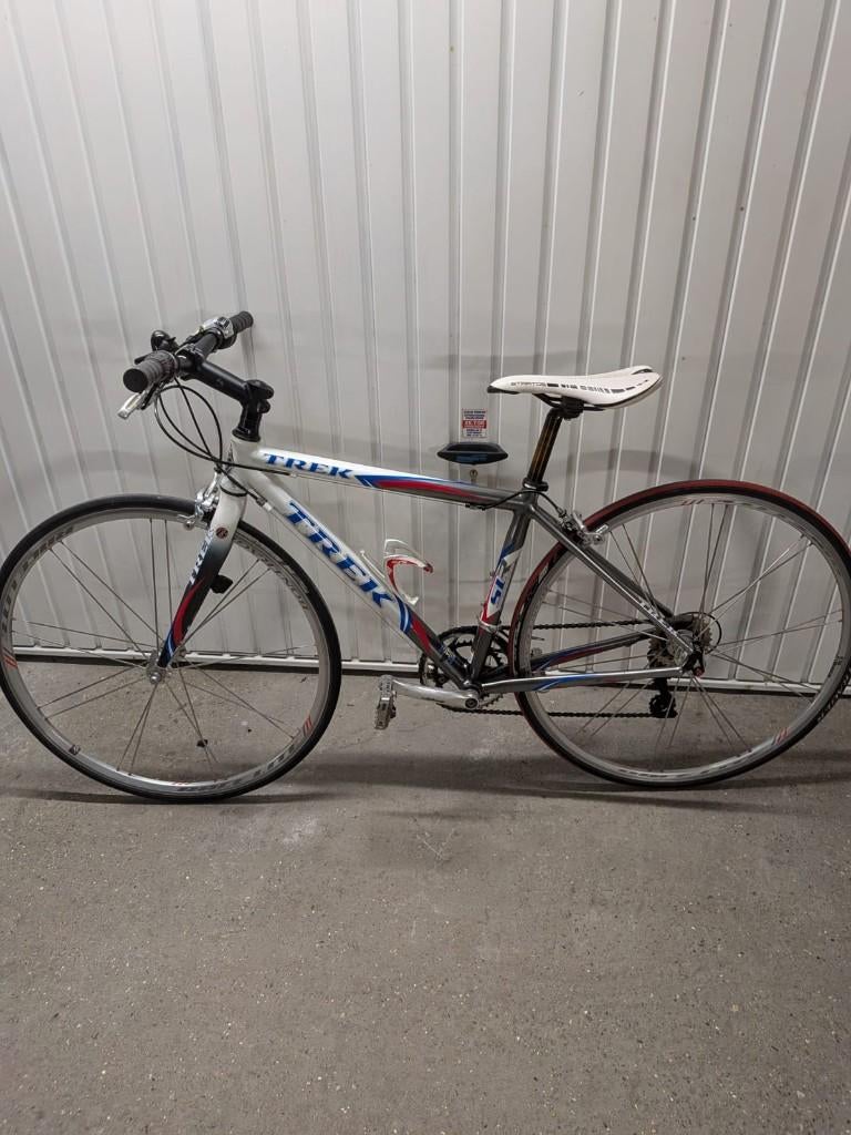 TREK KOERSFIETS MET PLAT STUUR, Vélos & Vélomoteurs, Enlèvement, Comme neuf