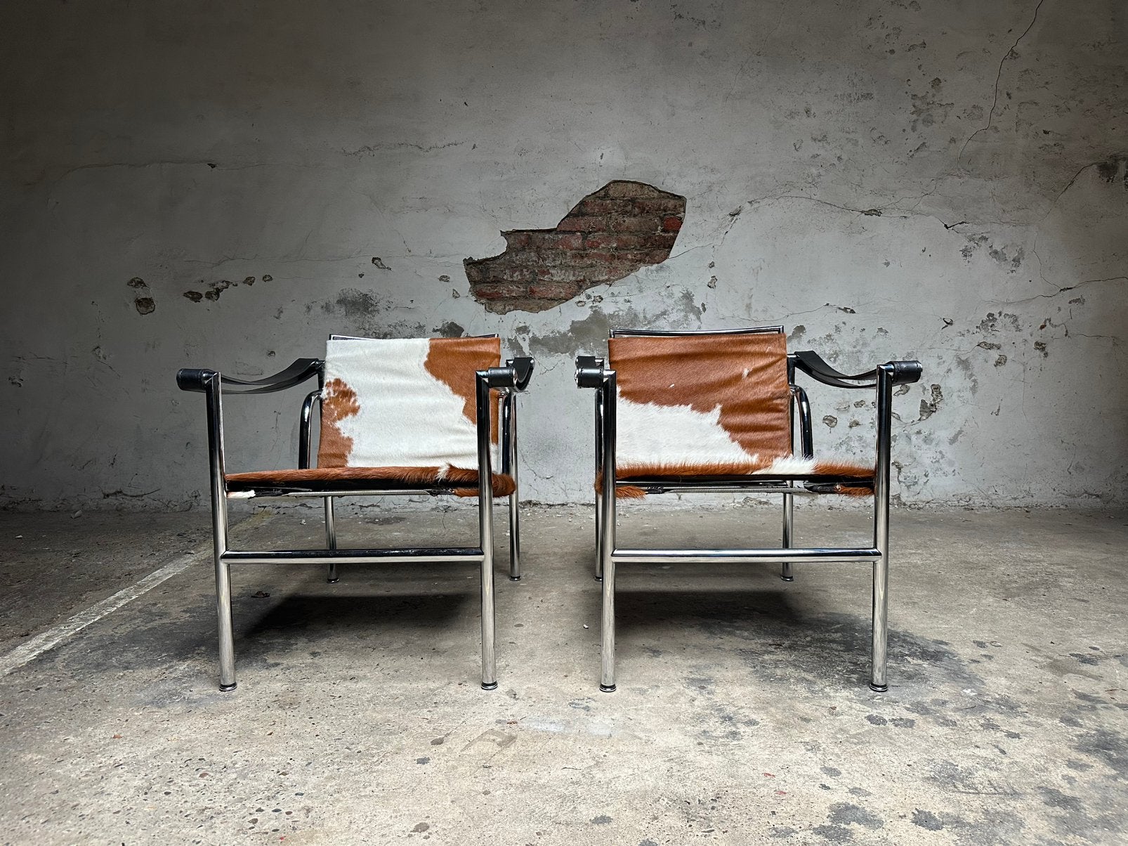 Vintage set van 2 Cassina LC1 Fauteuils pony Le Corbusier, Huis en Inrichting, Ophalen, Eenpersoons, Vintage, 75 tot 100 cm