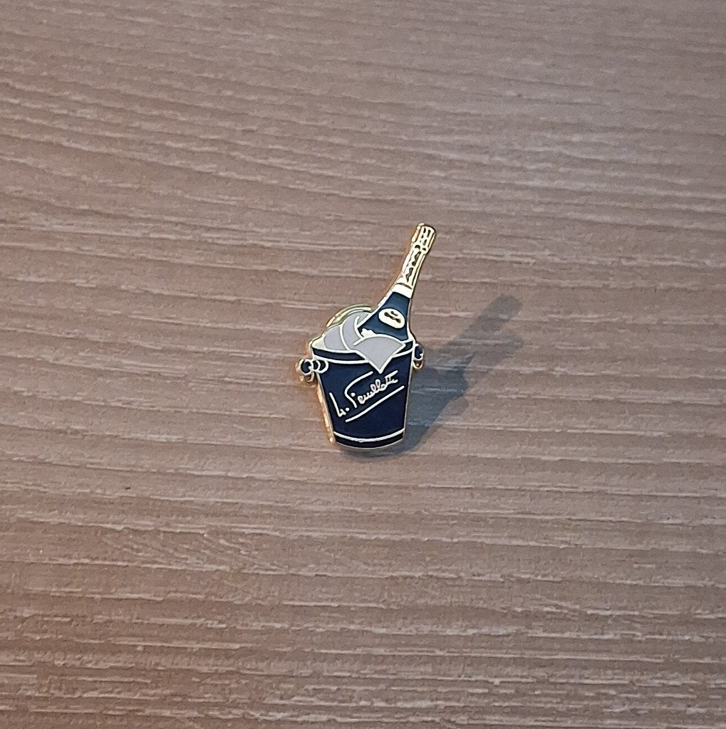PIN - CHAMPAGNE - FEUILLATTE, Verzamelen, Speldjes, Pins en Buttons, Verzenden, Gebruikt, Merk, Speldje of Pin