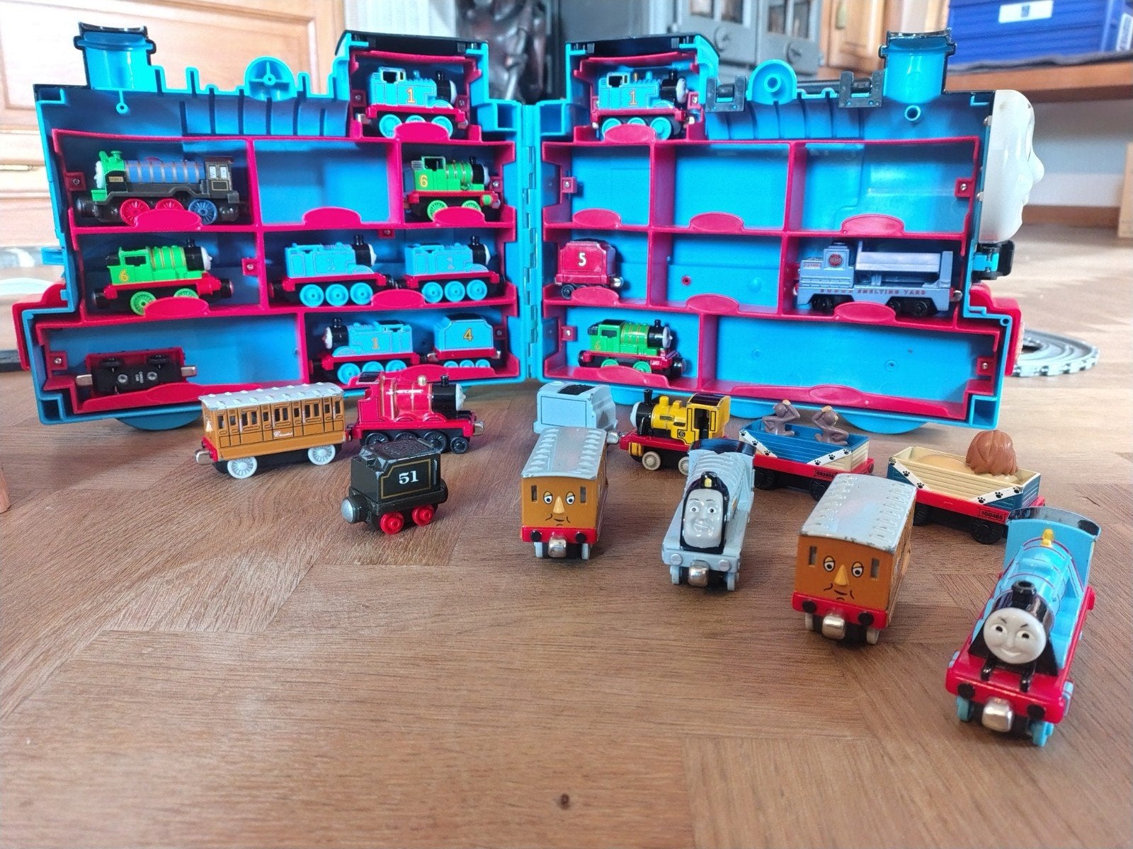 Thomas De Trein speelkoffer met spoor, Kinderen en Baby's, Speelgoed | Thomas de Trein, Ophalen, Zo goed als nieuw