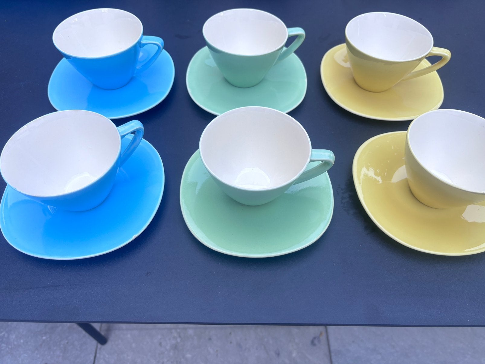 6 vintage Boch BE koffiekopjes met schotels pastelkleuren, Ophalen, Porselein, Vintage