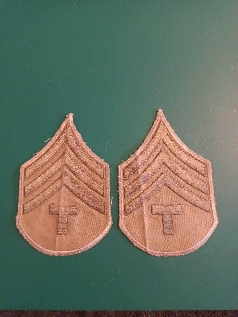 Grades US T4 WW2 Originaux, Collections, Enlèvement ou Envoi, Armée de terre, Emblème ou Badge