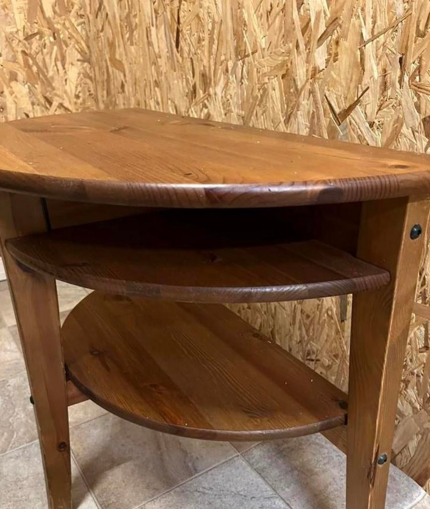 Table demi-ronde, Enlèvement