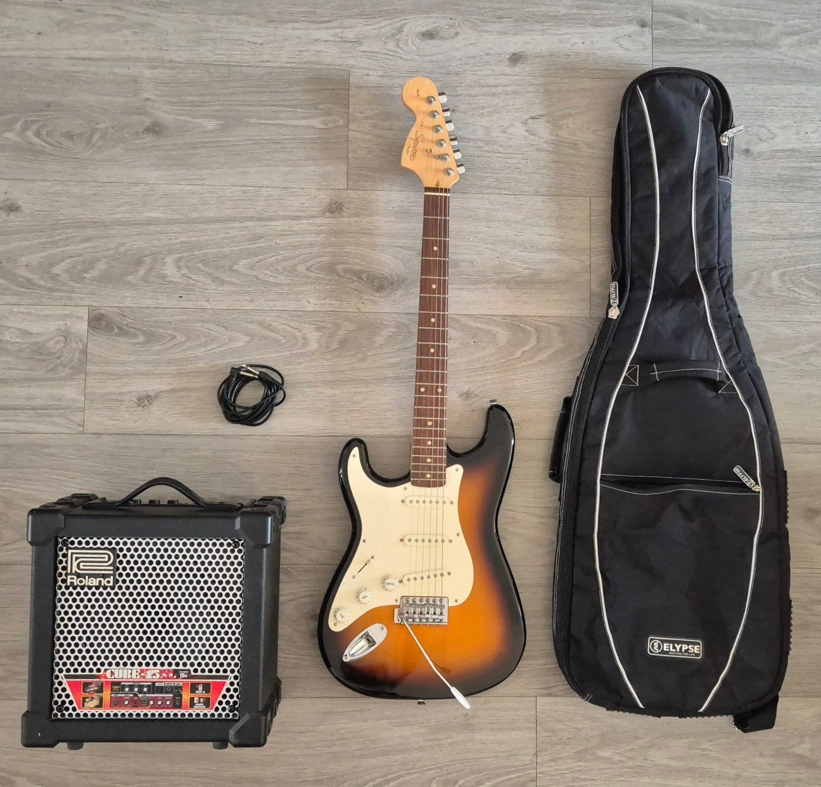 [GAUCHER] Pack Guitare électrique Squier Stratocaster + A, Musique & Instruments, Instruments à corde | Guitares | Électriques