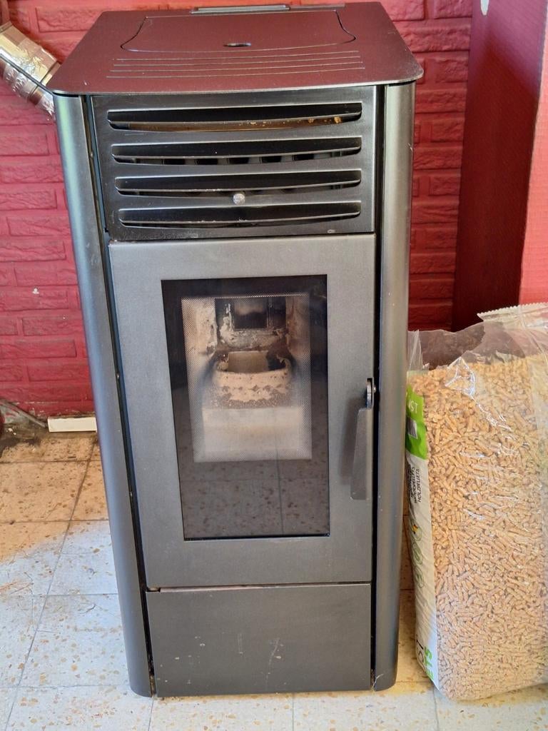 Pelletkachel 500 euro montreaux 6kw, Huis en Inrichting, Kachels, Pelletkachel, Ophalen