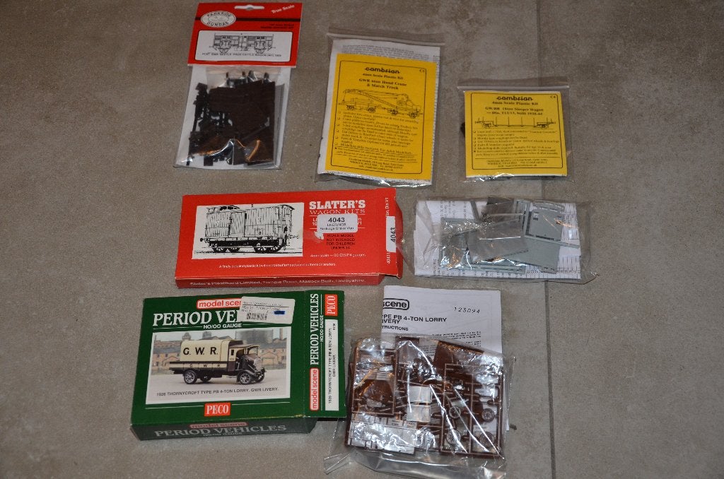 HO-Kit plastique,maquette,4 wagons+1 camion-wagon grue, Enlèvement ou Envoi, Neuf, Wagon