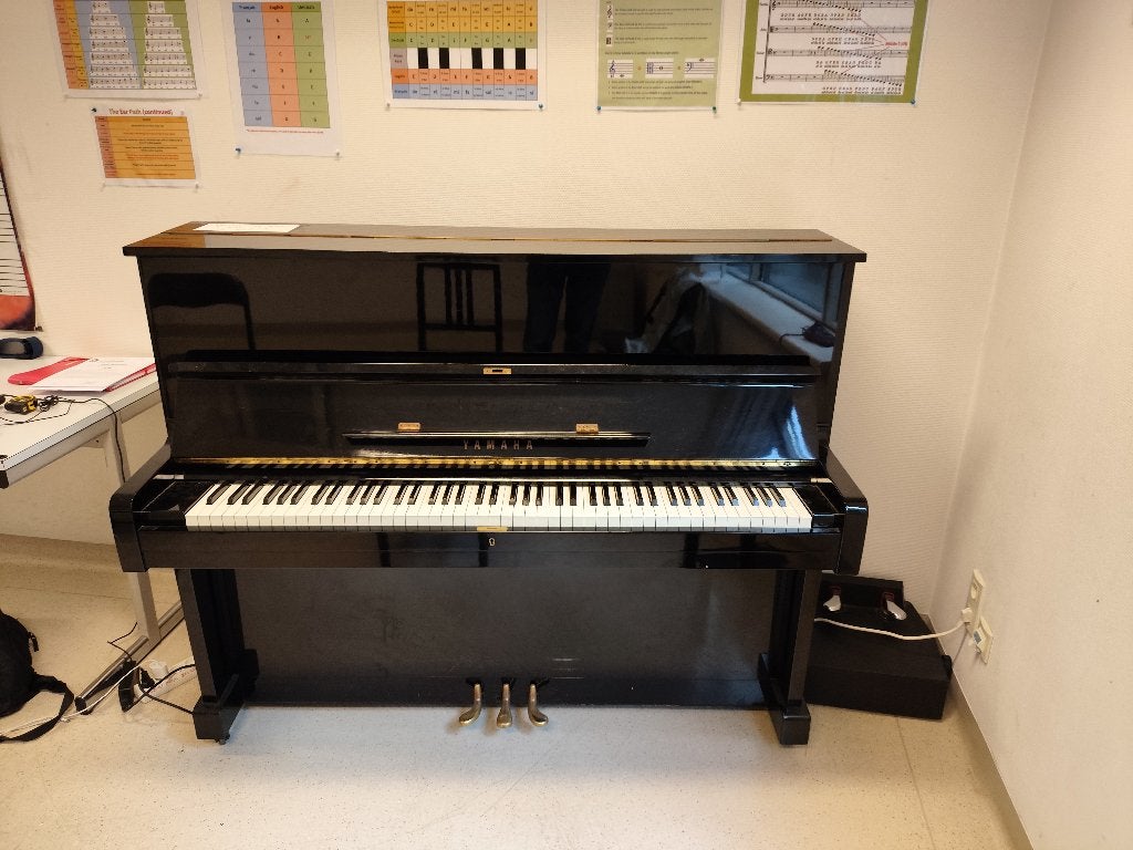 Piano Yamaha U1 (1970) bien entretenu, Enlèvement, Utilisé, Noir, Piano
