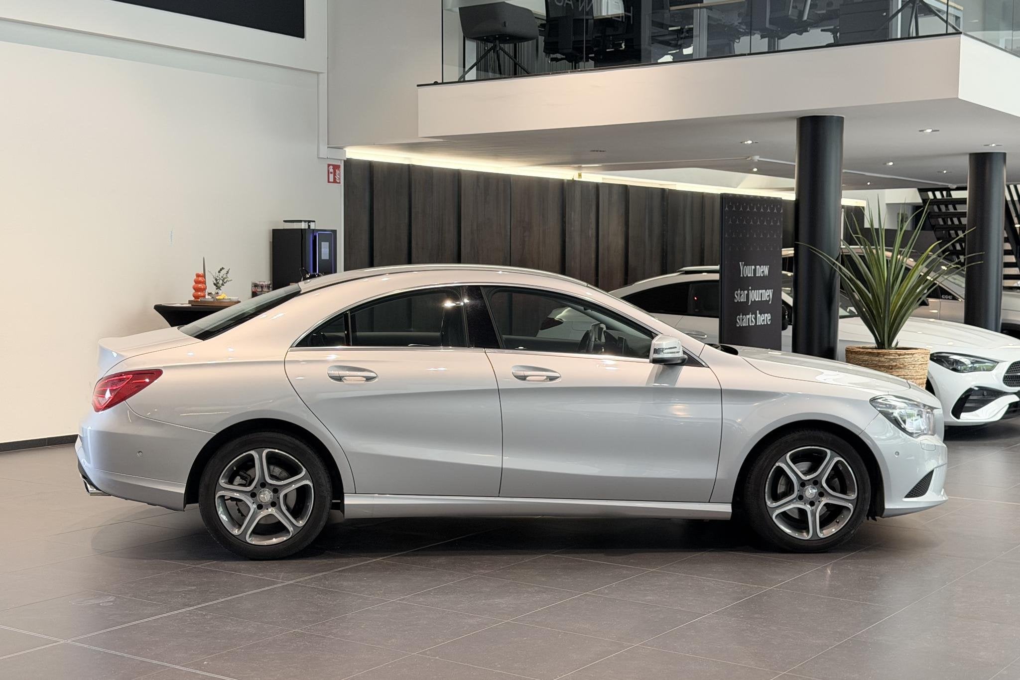 Mercedes-Benz CLA-Klasse 200 Coupé Urban Line | Verwarmde Z, Auto's, Voorwielaandrijving, Stof, Gebruikt, 4 cilinders