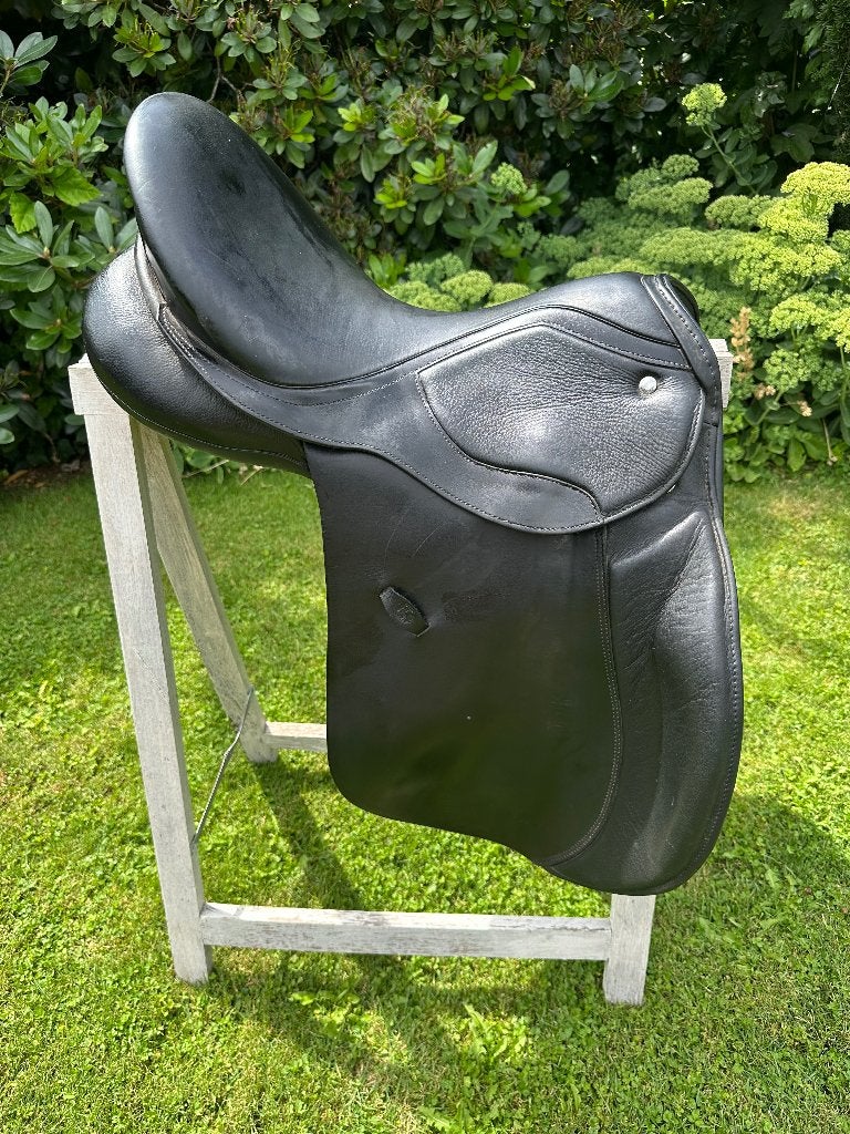 Kieffer Venedig Exclusiv veelzijdigheidszadel, Dieren en Toebehoren, Ophalen, L (17.5 inch), Diepe zit, Zo goed als nieuw